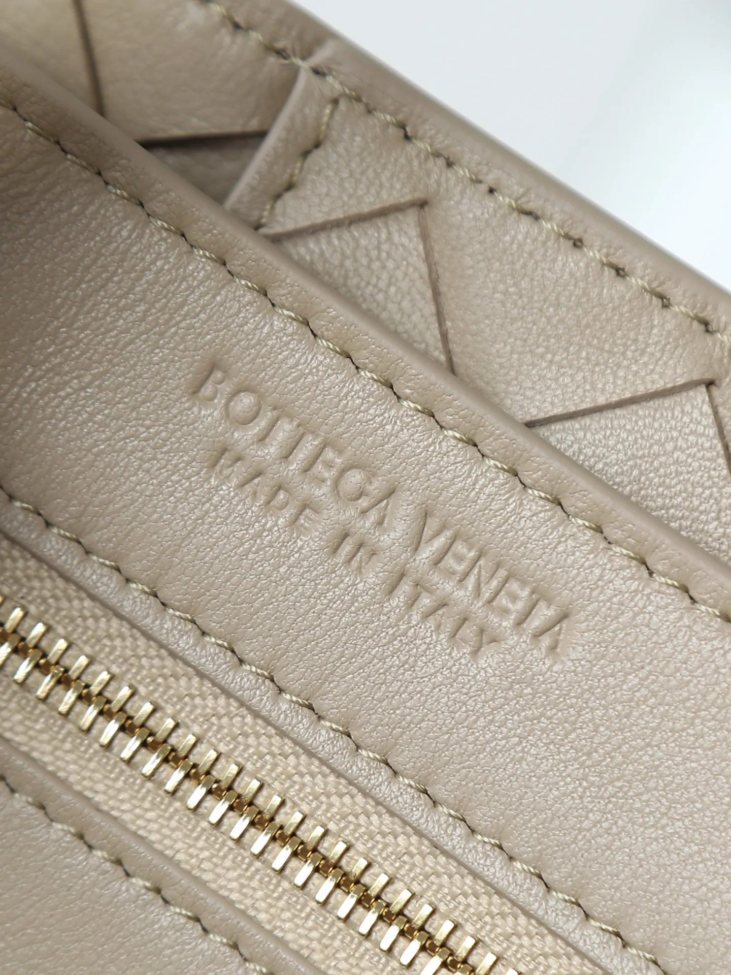 1300. Andiamo is shipping‼ ️Really popular🔥The new Andiamo woven handbag launched by Bottega Veneta this season is really popular all over the world! ! Celebrities at home and abroad have worn it, and Oscar-winning actress Michelle Yeoh has taken it out on the street. Song Jia, Trai Yala, Yu Feihong, Sanji Ayaka, Rosie Hunting-Whiteley, Yoshioka Riho, etc. have all worn this bag. It is classic and versatile and shows off your temperament, and the bag capacity is also large, which is very convenient for daily commuting! ! A variety of carrying methods, the shoulder straps can be adjusted by yourself, the original lambskin feels soft and delicate, and the unisex style breaks the gender boundaries and brings a more practical and long-lasting use experience. Andiamo, which has both elegant and casual styles, perfectly interprets the true appearance of "fashionable old money style". Style number: 766014 Size: 25*22*10.5cm